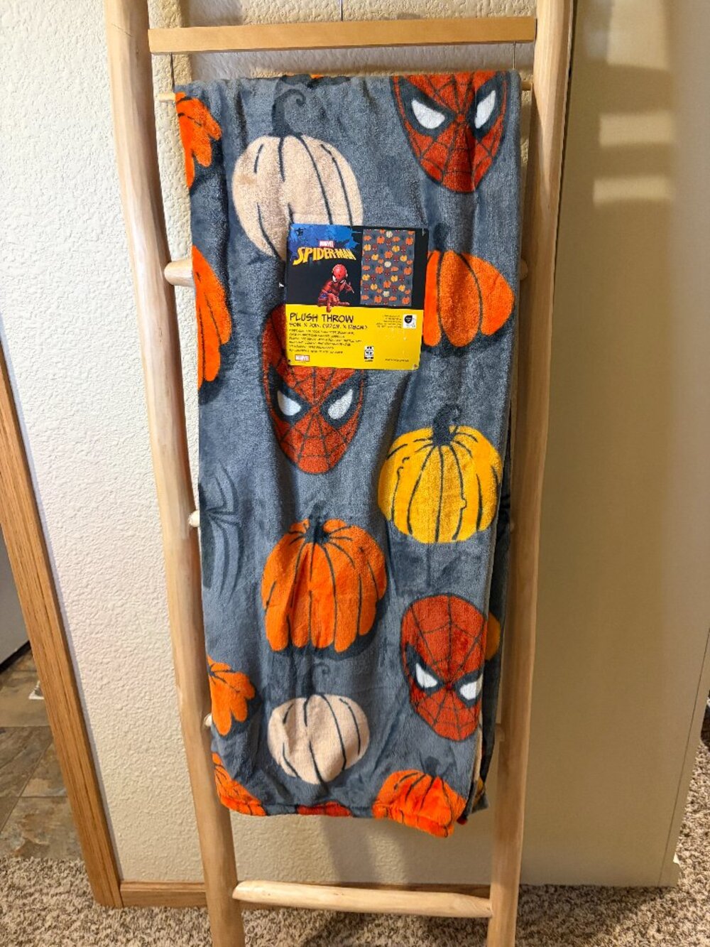 Marvel Spider-Man Halloween Pumpkin Plush Throw Blanket 50x70 Gray NWT